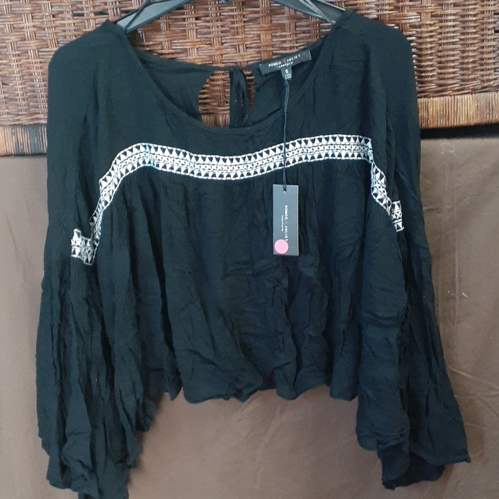 Romeo&Juliet Couture Embroidered Crop Peasant Top